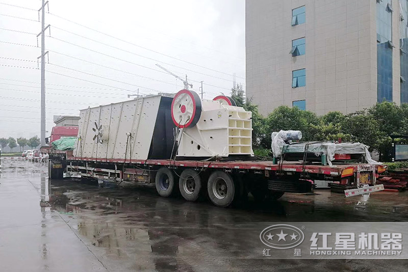 為山東客戶送去柴油式小型顎式破碎機(jī) 為山東客戶送去柴油式小型顎式破碎機(jī)