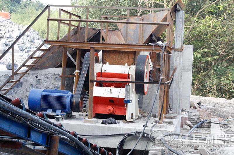 鄂式破碎機(jī)工作現(xiàn)場(chǎng)實(shí)拍圖 鄂式破碎機(jī)工作現(xiàn)場(chǎng)實(shí)拍圖