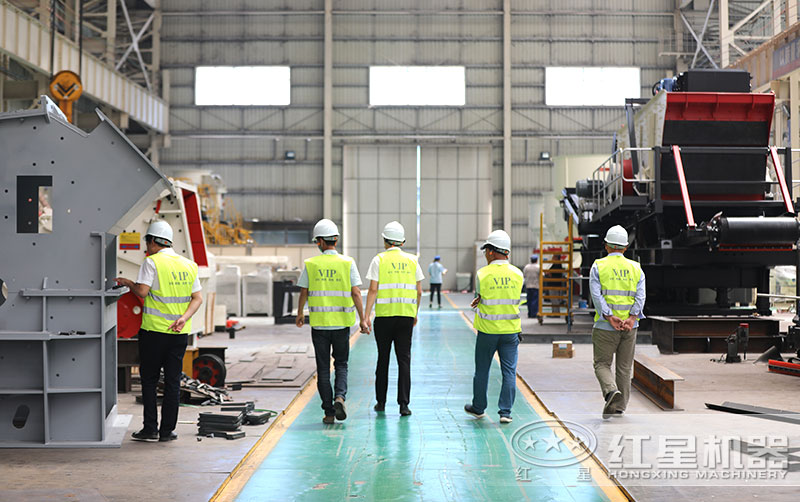 紅星機(jī)器磕石機(jī)廠家，客戶來(lái)實(shí)地考察