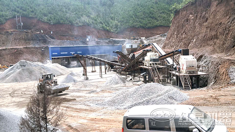 小型粉碎機配置的制砂生產(chǎn)現(xiàn)場 小型粉碎機配置的制砂生產(chǎn)現(xiàn)場