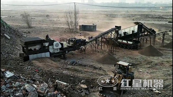 車載移動顎式破石機山東作業(yè)現場圖 車載移動顎式破石機山東作業(yè)現場圖