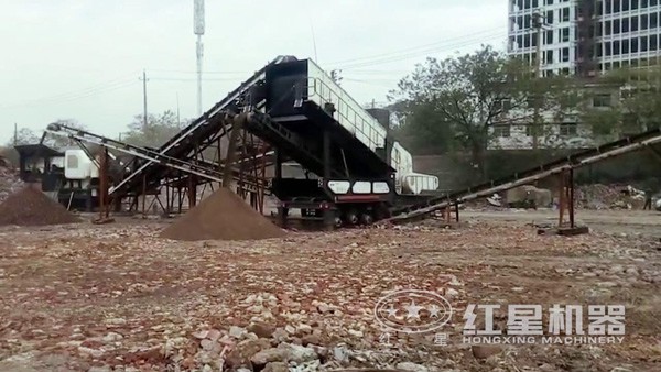 印尼鵝卵石車載移動顎式破石機作業(yè)現場 印尼鵝卵石車載移動顎式破石機作業(yè)現場