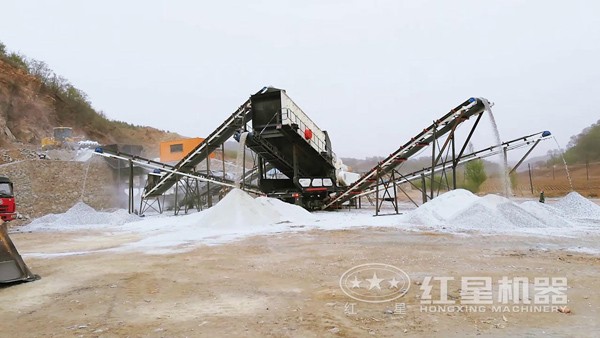 菲律賓車載移動青石破碎制砂機(jī)作業(yè)現(xiàn)場 菲律賓車載移動青石破碎制砂機(jī)作業(yè)現(xiàn)場