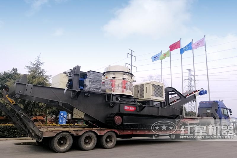 正在發(fā)往客戶作業(yè)現(xiàn)場的流動碎石機(jī)械設(shè)備