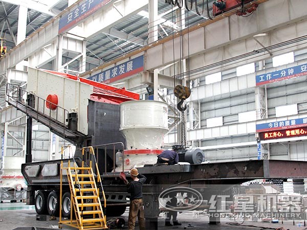 紅星工匠正在車間為移動(dòng)式碎石機(jī)安裝單缸圓錐破 紅星工匠正在車間為移動(dòng)式碎石機(jī)安裝單缸圓錐破