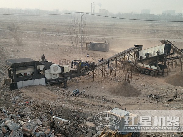 每小時(shí)300噸車(chē)載移動(dòng)粉碎機(jī)處理建筑垃圾 每小時(shí)300噸車(chē)載移動(dòng)粉碎機(jī)處理建筑垃圾