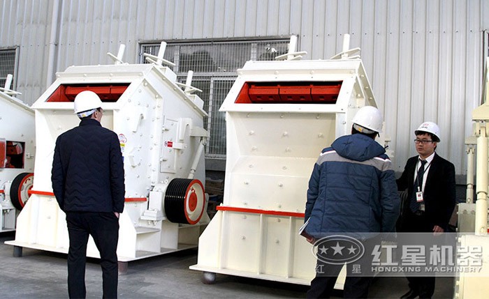 客戶車間參觀反擊式破碎機(jī) 客戶車間參觀反擊式破碎機(jī)