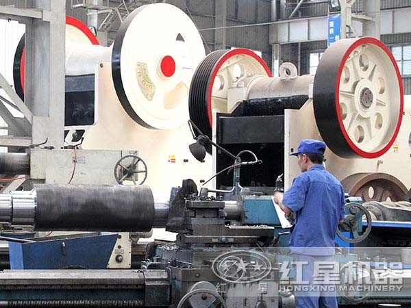 小型粗碎機(jī)車間生產(chǎn)現(xiàn)場 小型粗碎機(jī)車間生產(chǎn)現(xiàn)場