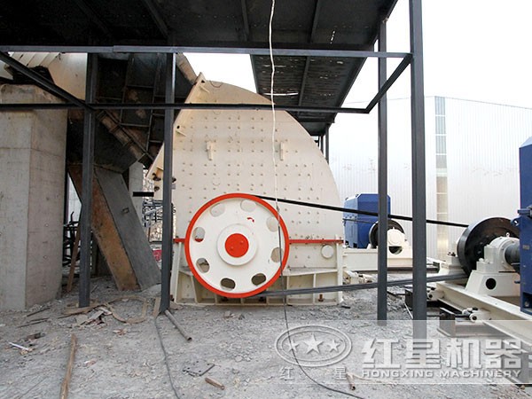 作業(yè)現(xiàn)場的重錘式破碎機(jī) 作業(yè)現(xiàn)場的重錘式破碎機(jī)