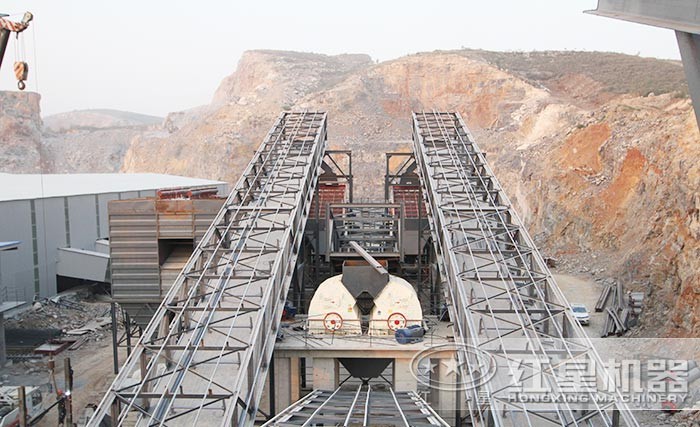 重錘式破碎機作業(yè)現(xiàn)場 重錘式破碎機作業(yè)現(xiàn)場