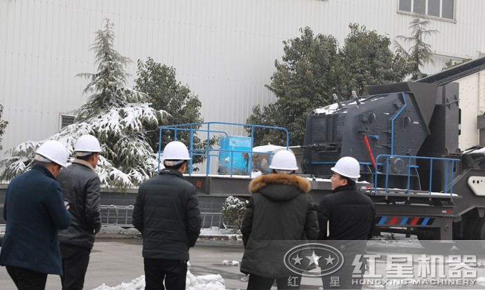 紅星技術(shù)人員講解移動(dòng)小型石子機(jī)