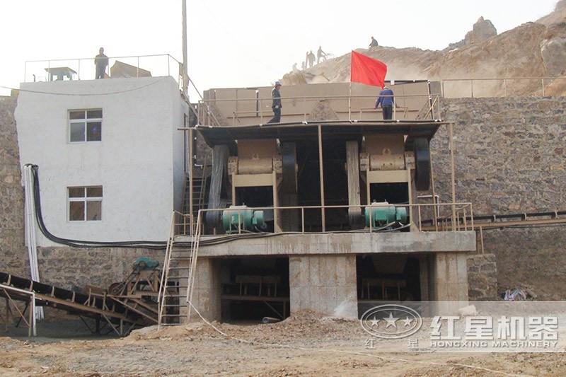 鵝卵石顎式破碎機現(xiàn)場 鵝卵石顎式破碎機現(xiàn)場