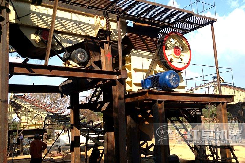 小型碎石機(jī)作業(yè)現(xiàn)場圖 小型碎石機(jī)作業(yè)現(xiàn)場圖