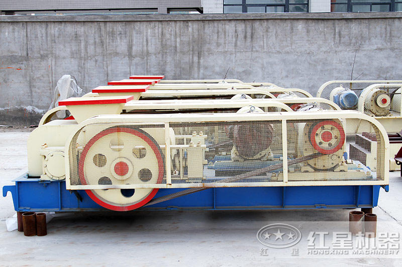紅星巖石對輥粉碎機(jī)實(shí)拍
