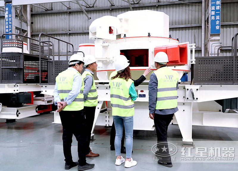 用戶在石頭制砂機(jī)車間，上午參觀下午下單