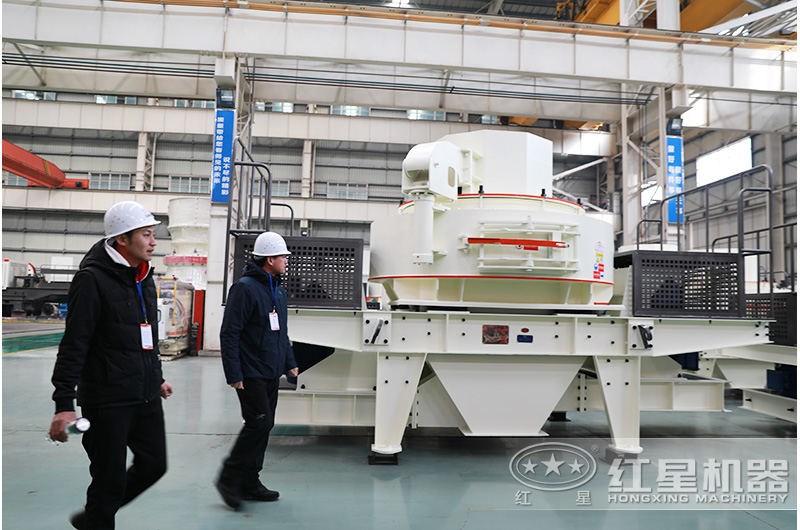 用戶參觀打細(xì)沙機器車間，對紅星設(shè)備贊不絕口