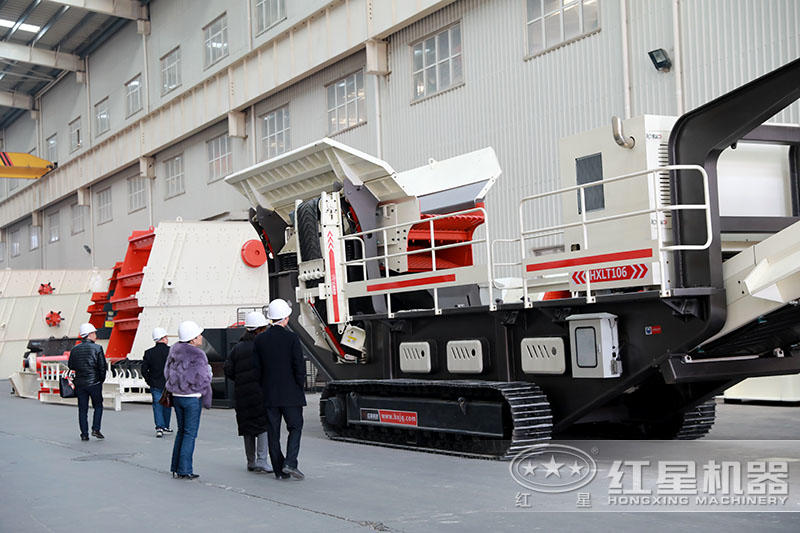 客戶(hù)來(lái)廠(chǎng)參觀(guān)紅星移動(dòng)式破碎機(jī)后當(dāng)場(chǎng)下單