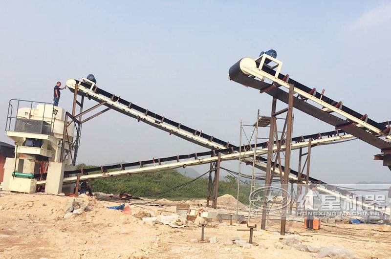 時(shí)產(chǎn)200噸風(fēng)化石制砂生產(chǎn)現(xiàn)場
