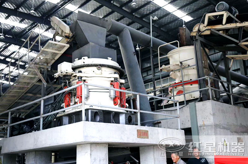砂石生產(chǎn)線現(xiàn)場(chǎng)多缸圓錐式破碎機(jī) 砂石生產(chǎn)線現(xiàn)場(chǎng)多缸圓錐式破碎機(jī)