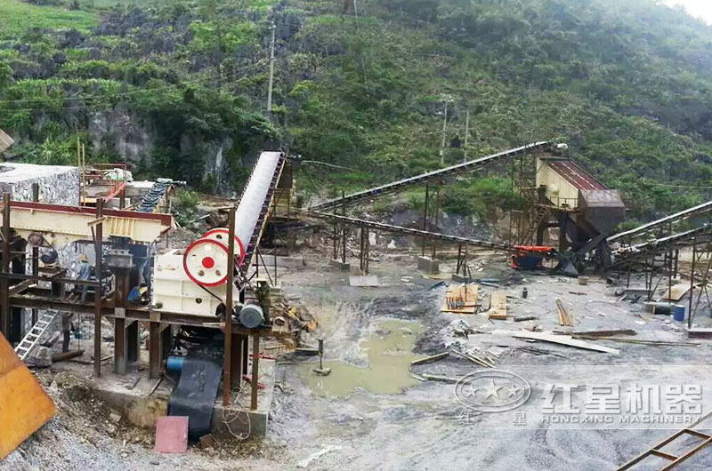 鄂式破碎機(jī)現(xiàn)場(chǎng)